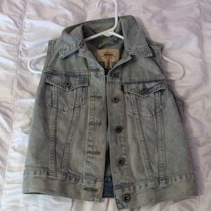 Levis Sleeveless Lightwash Trucker Jacket